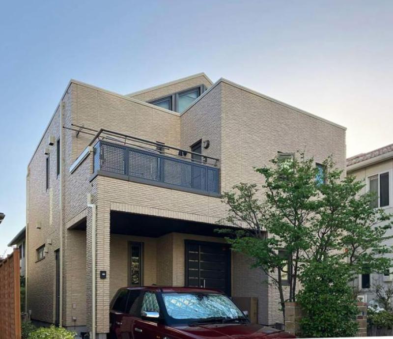 ベージュ色の外壁の戸建て住宅