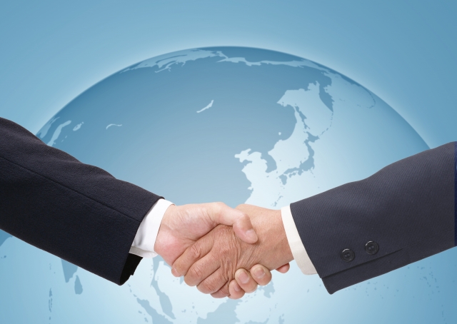 握手するビジネスマン