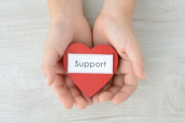 サポートと書かれた紙が貼られた木のハート