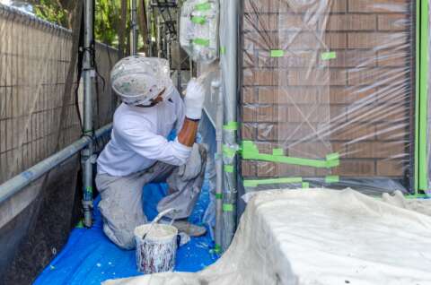 外壁塗装をする職人