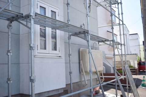 足場を組んだ建物