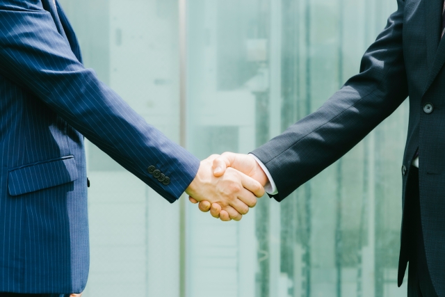 握手をするビジネスマン二人