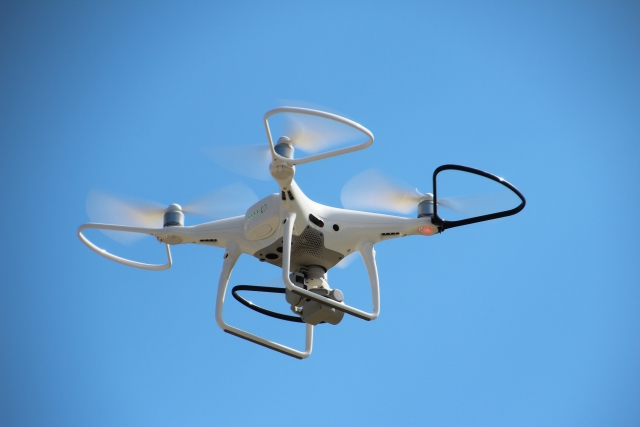 飛行するドローン