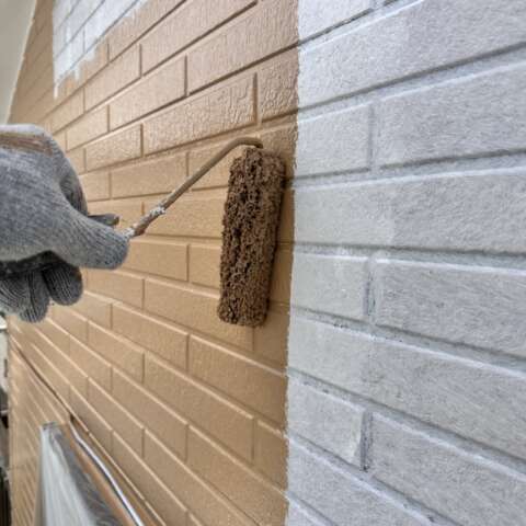 外壁塗装をする手元
