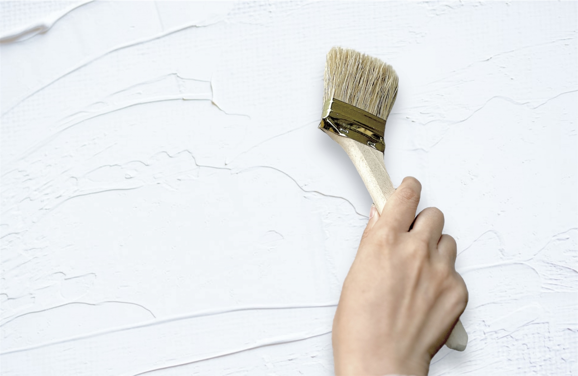 刷毛を持つ手