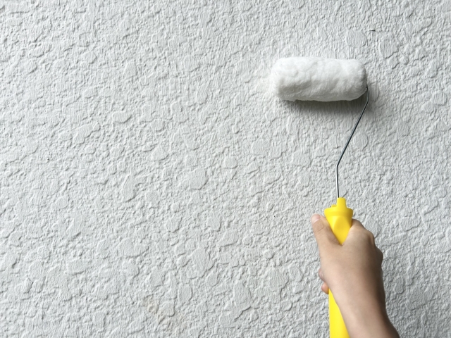 塗装をしている手元