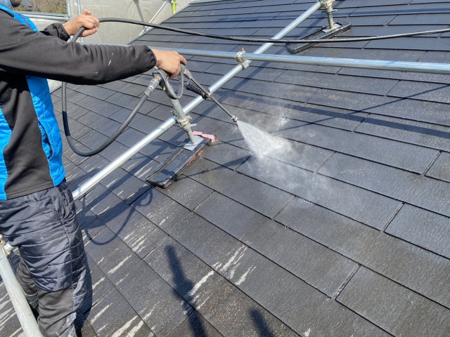 屋根の高圧洗浄作業