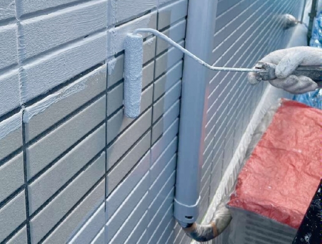 外壁塗装をしている手元