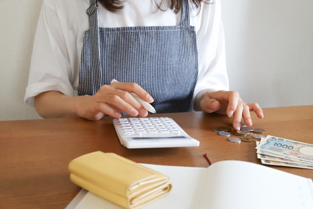 電卓をたたく女性