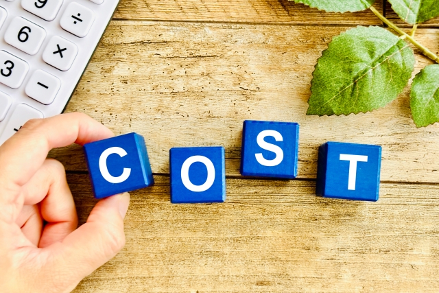 コストと書かれた青いブロックとそれを掴む手