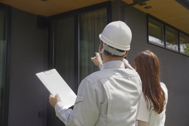 家の相談をしている作業員と女性