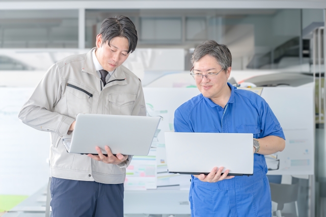 相談している二人の作業員