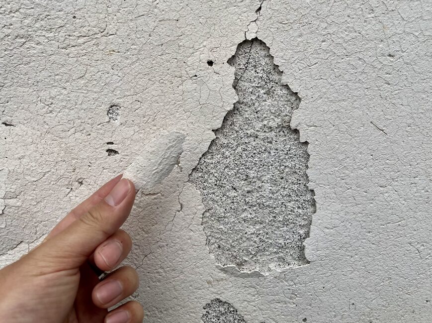 外壁塗装が剥がれているイメージ