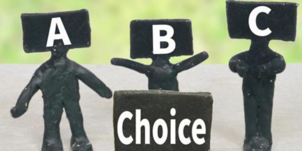 アルファベット「A」「B」「C」が書かれた人型フィギュアと「Choice」と書かれたプレート