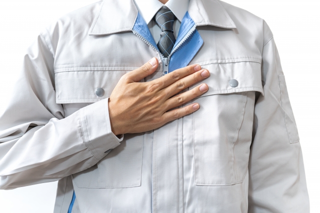 任せてくださいという作業員の手