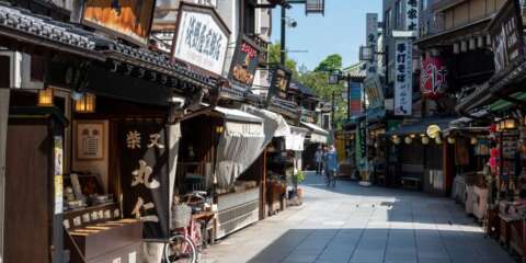 風情ある日本の商店街が立ち並ぶ石畳の通りの風景