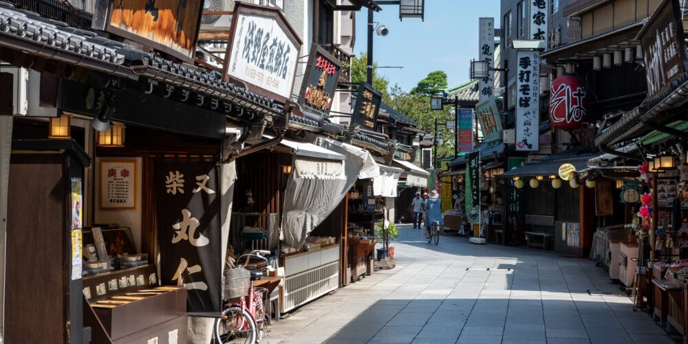 風情ある日本の商店街が立ち並ぶ石畳の通りの風景
