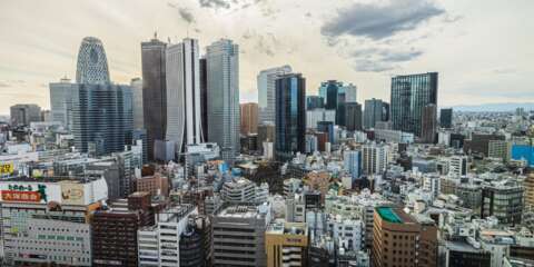新宿副都心の高層ビル群を望むパノラマ景観。コクーンタワーやモード学園コクーンタワーなどの特徴的な建物が並び、手前には密集したビルとマンションが広がっている