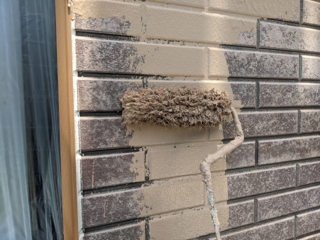 外壁塗装をしている手元