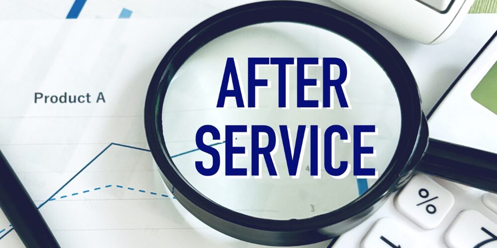 グラフ資料の上に置いた虫眼鏡越しに『AFTER SERVICE』の文字が拡大表示され、アフターサービスを強調するイメージ