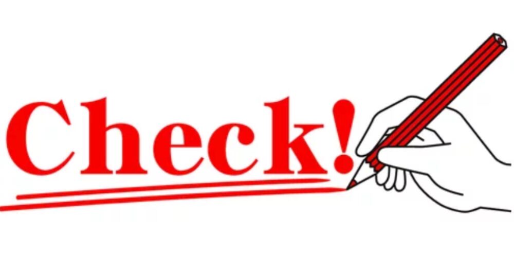 赤いペンで「Check!」と書かれた文字とその下に引かれたアンダーライン