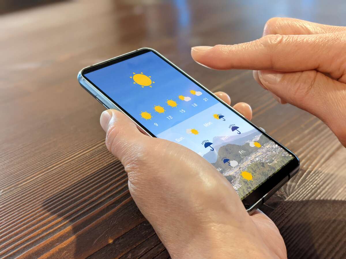 スマホで天気を確認しているイメージ