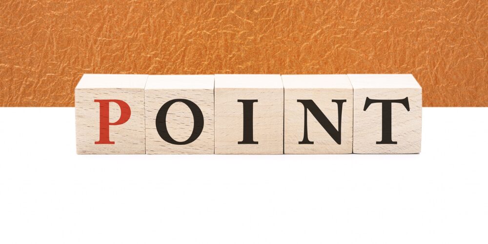 白木のブロックに「P」「O」「I」「N」「T」と並べられた、ナチュラルテイストの“POINT”の文字。
