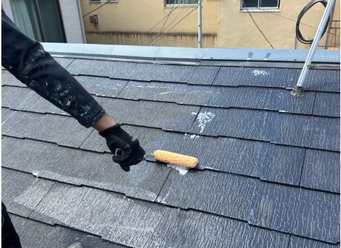下塗り中の屋根
