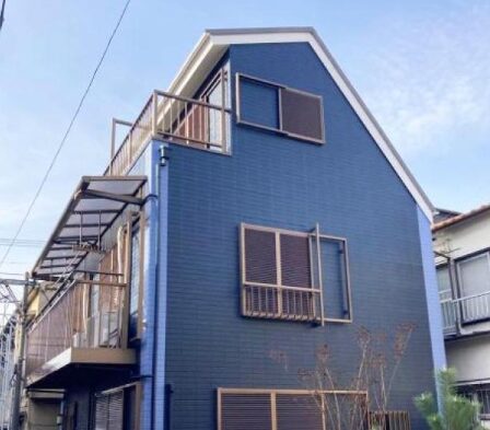 青い外壁の戸建て住宅