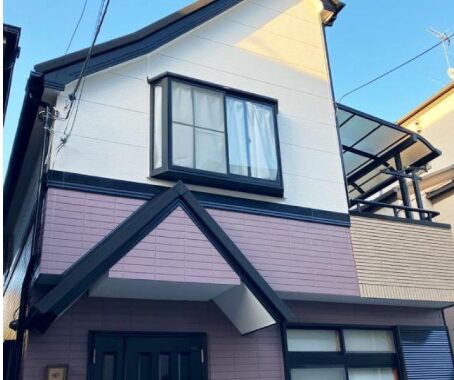 白とラベンダー色の外壁の戸建て住宅