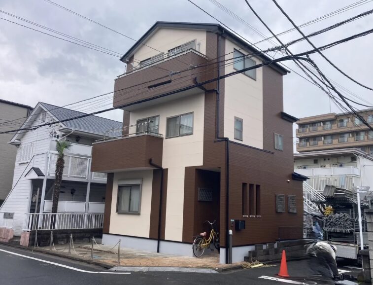 シックなブラウンで塗装された外壁