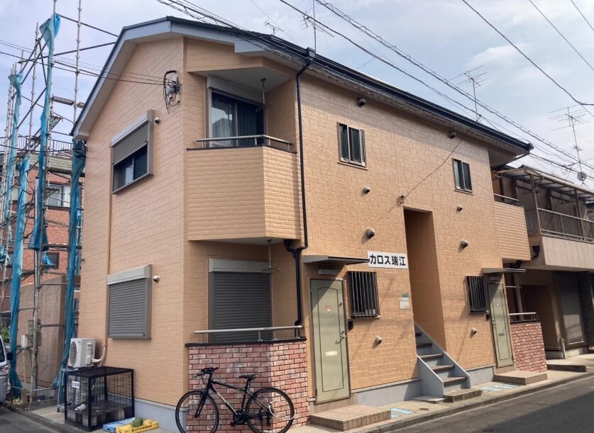 ブラウンの外壁のアパート外観