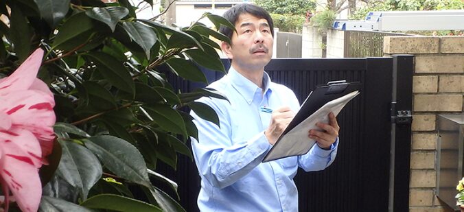 外壁、雨漏りの診断中の診断士