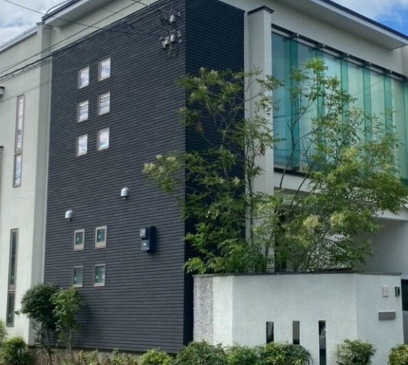 外壁塗装された家の外観