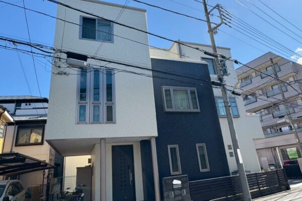 ネイビー色で塗装された外壁