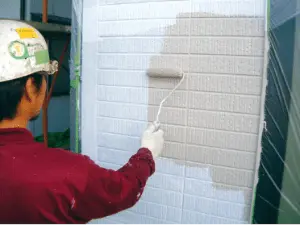 外壁塗装をしている引用元：ガイソー江戸川店のスタッフ