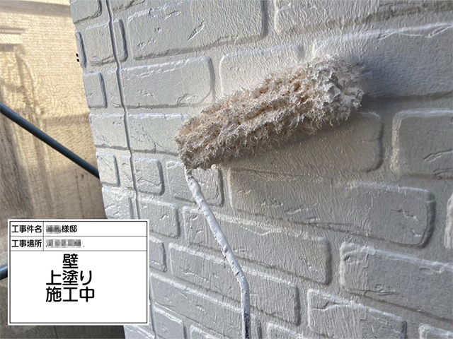 外壁塗装をしている手元