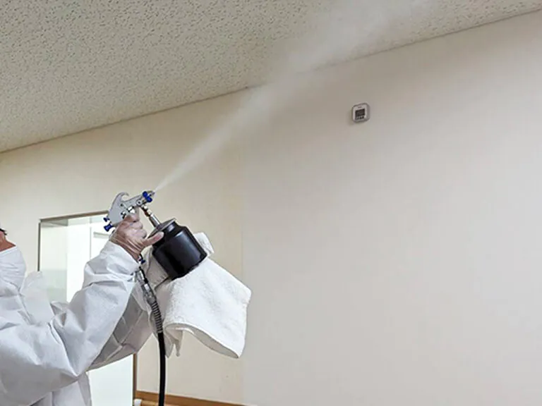 外壁塗装をしている作業員