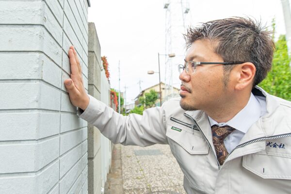 外壁診断をしている作業員