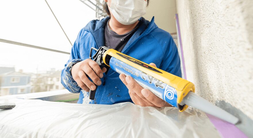 下地処理をしている作業員