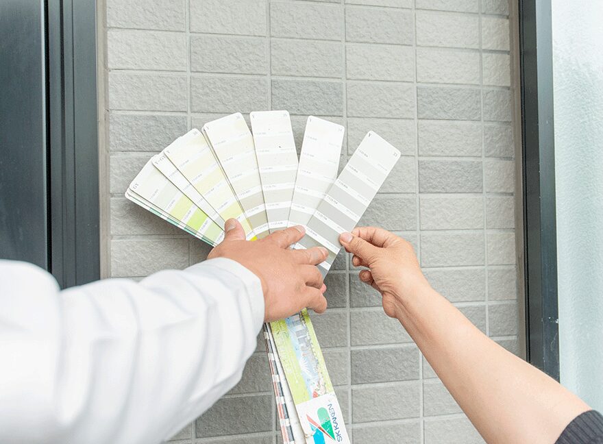 外壁のカラーシミュレーションをしている手元