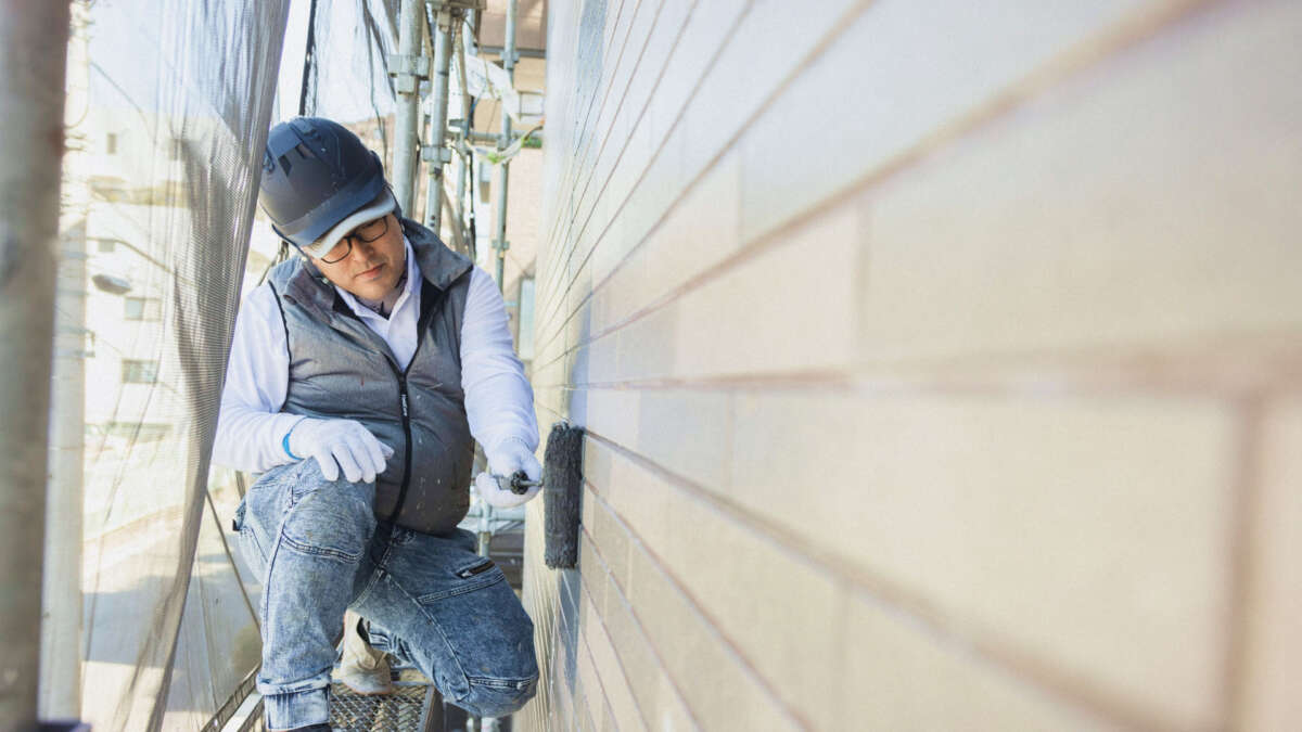 塗装をしている株式会社タムラ塗装のスタッフ