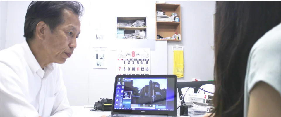 顧客と打ち合わせする有限会社アマノ建装の社員