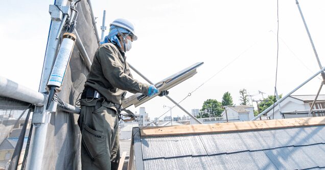 屋根板金作業の様子