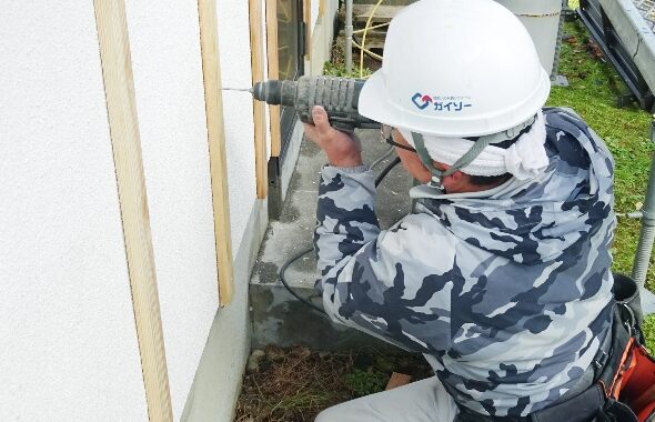 下地胴縁取り付け作業の様子