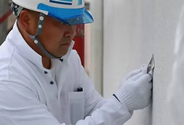 外壁塗装をしている作業員