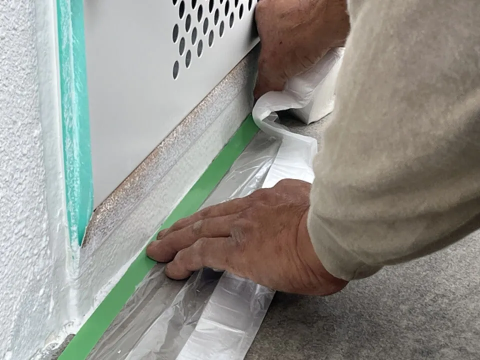 外壁塗装をしている作業員