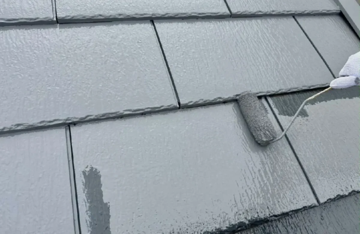 屋根塗装の作業をしている手元